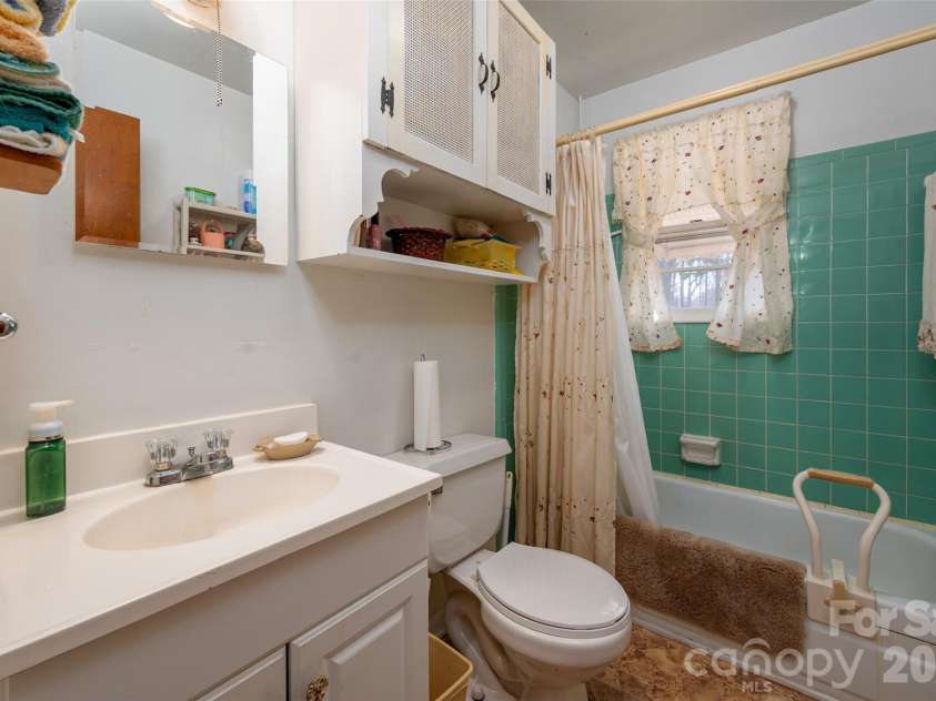 1631 Lincoln Drive, Shelby, NC 28152.  MLS# CAR4338674, YatesRealty ID 2738. 