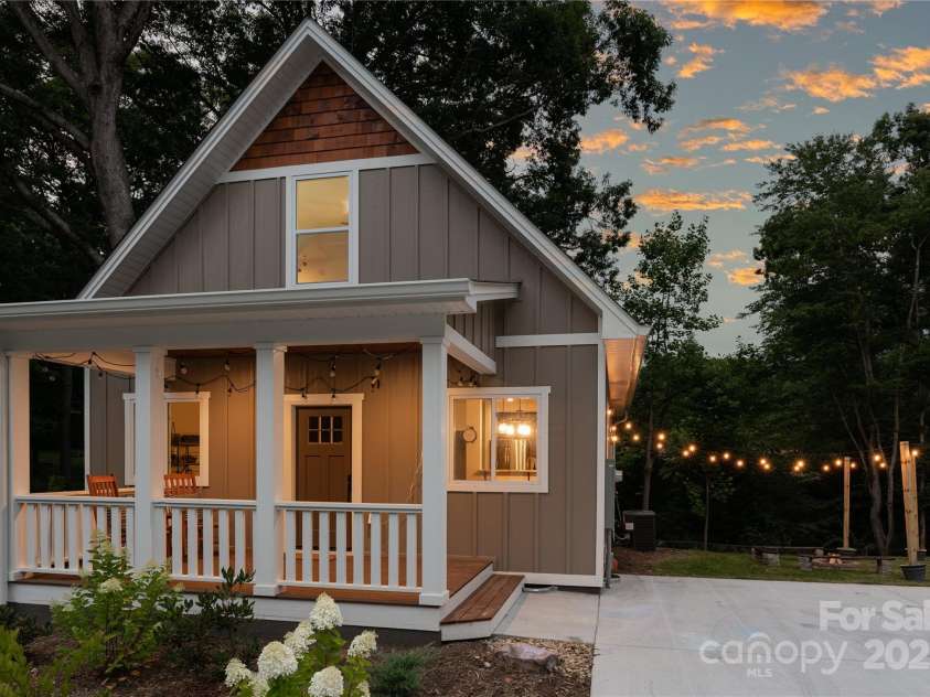 508 Oconeechee Avenue, Black Mountain, NC 28711.  MLS# CAR4278010, YatesRealty ID 27382. 