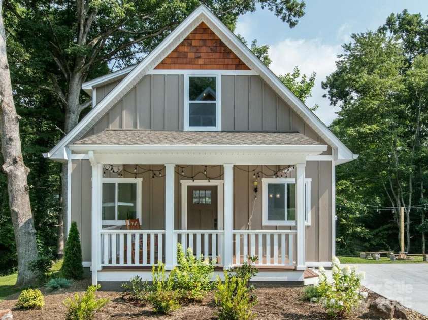 508 Oconeechee Avenue, Black Mountain, NC 28711.  MLS# CAR4278010, YatesRealty ID 27382. 