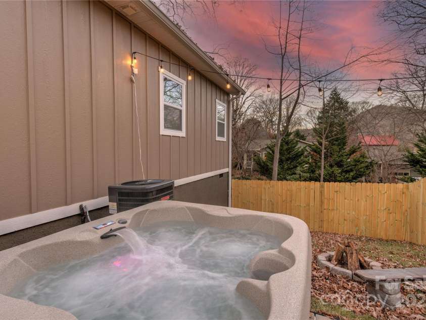 508 Oconeechee Avenue, Black Mountain, NC 28711.  MLS# CAR4278010, YatesRealty ID 27382. 
