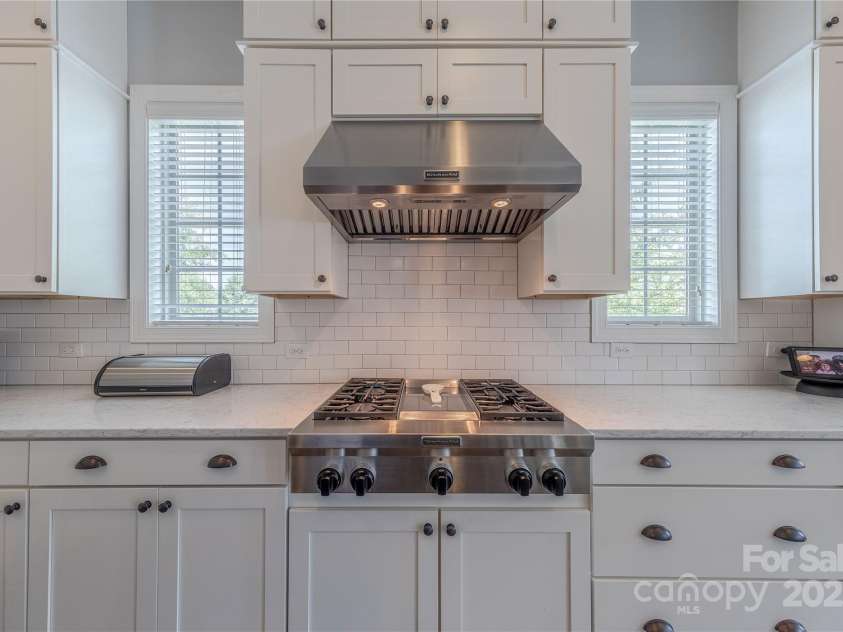 5266 Meadowcroft Way, Fort Mill, SC 29708.  MLS# CAR4278717, YatesRealty ID 27385. Professional Grade Appliances