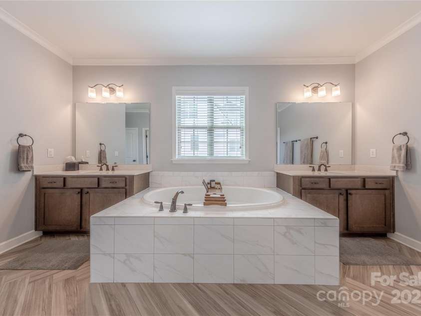 5266 Meadowcroft Way, Fort Mill, SC 29708.  MLS# CAR4278717, YatesRealty ID 27385. Separate Vanities & Garden Tub