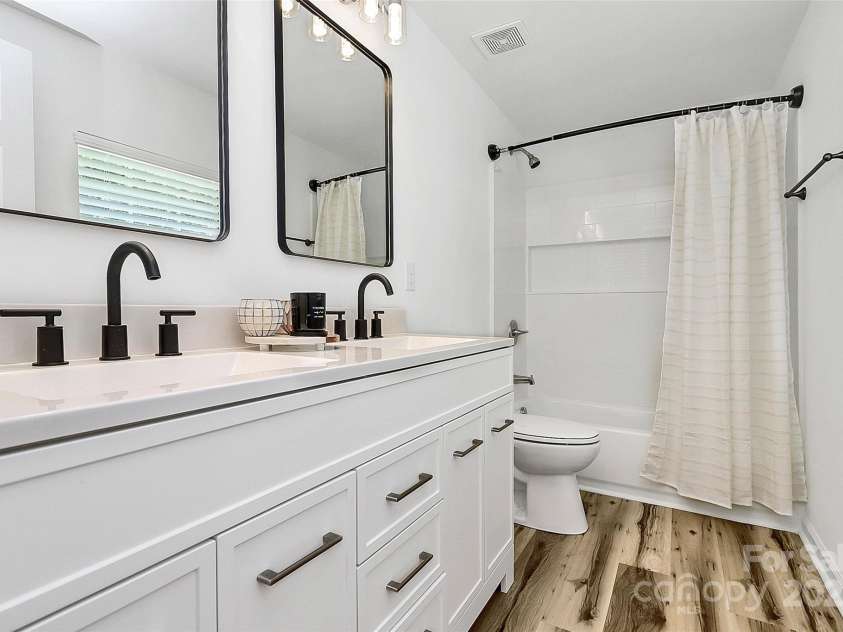 117 Autumn Woods Drive, Kings Mountain, NC 28086.  MLS# CAR4265302, YatesRealty ID 27387. 