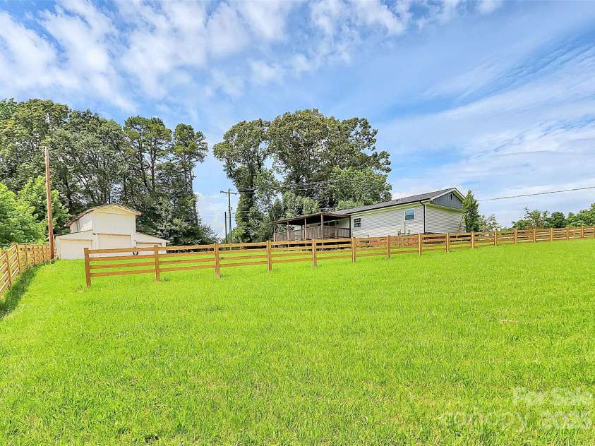 117 Autumn Woods Drive, Kings Mountain, NC 28086.  MLS# CAR4265302, YatesRealty ID 27387. 