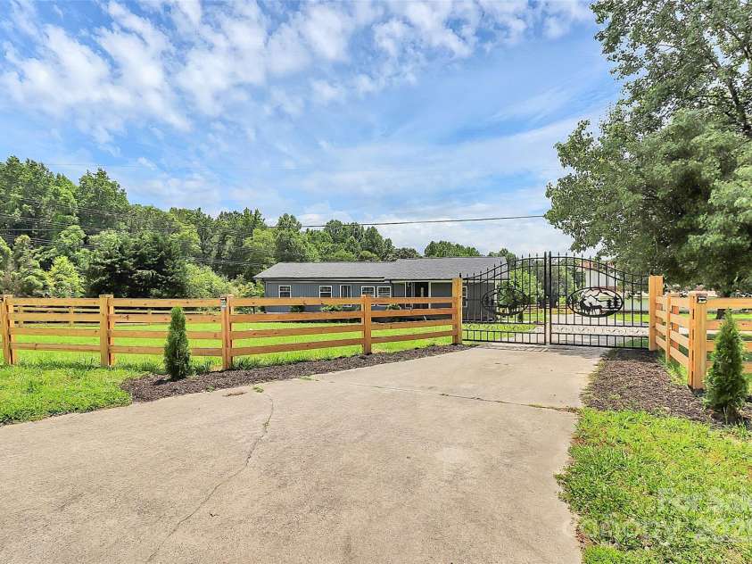 117 Autumn Woods Drive, Kings Mountain, NC 28086.  MLS# CAR4265302, YatesRealty ID 27387. 