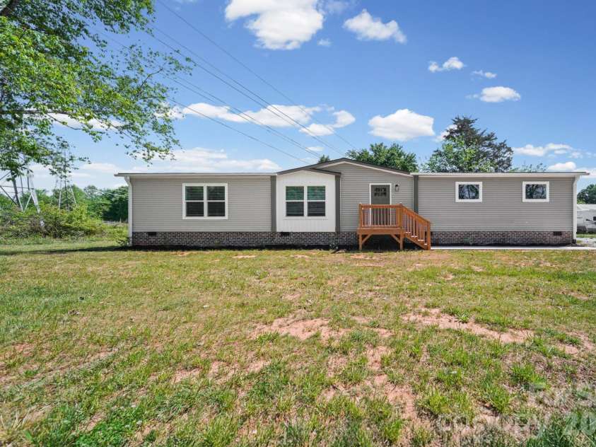 117 Whites Mill Road, Statesville, NC 28677.  MLS# CAR4374449, YatesRealty ID 27387. 