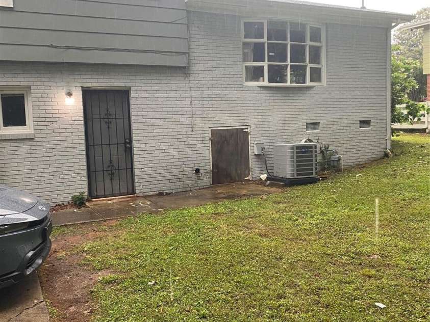 1615 Grovewood Drive, Charlotte, NC 28208.  MLS# CAR4251698, YatesRealty ID 27391. Rear