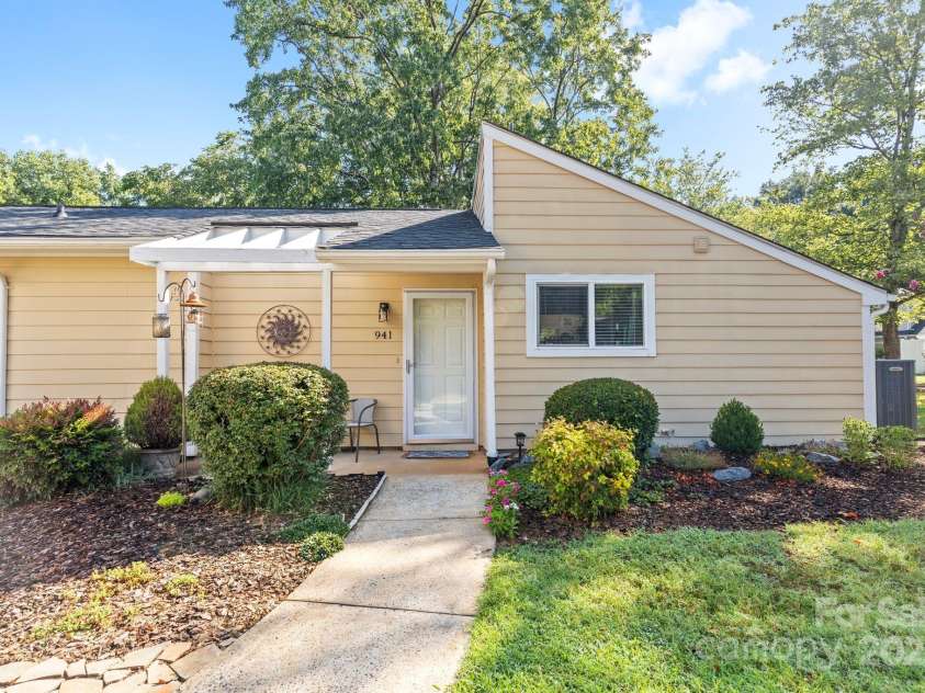 941 Sardis Cove Drive, Charlotte, NC 28270.  MLS# CAR4283401, YatesRealty ID 27393. 