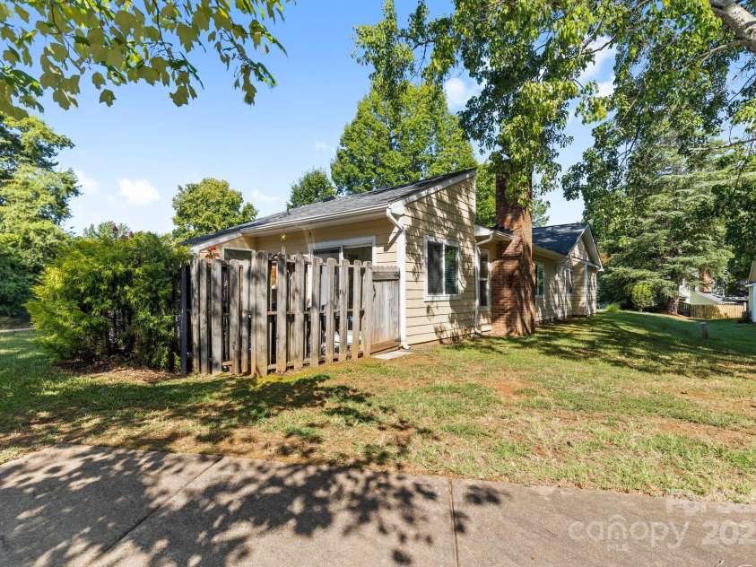 941 Sardis Cove Drive, Charlotte, NC 28270.  MLS# CAR4283401, YatesRealty ID 27393. 