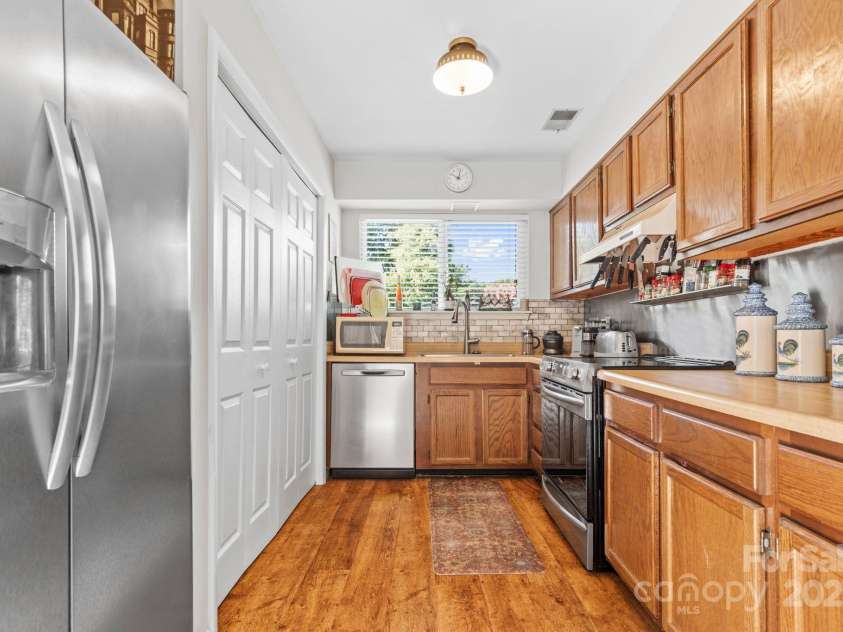 941 Sardis Cove Drive, Charlotte, NC 28270.  MLS# CAR4283401, YatesRealty ID 27393. 