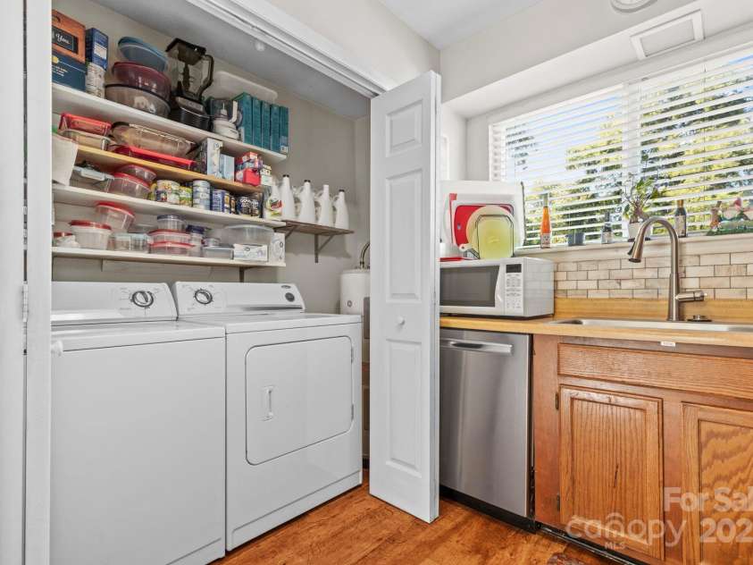 941 Sardis Cove Drive, Charlotte, NC 28270.  MLS# CAR4283401, YatesRealty ID 27393. 