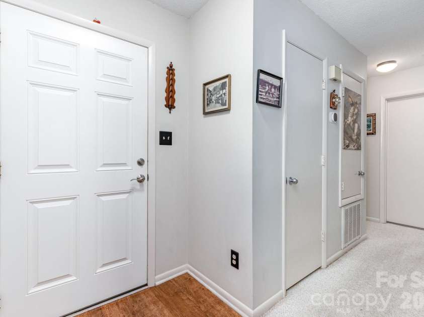 941 Sardis Cove Drive, Charlotte, NC 28270.  MLS# CAR4338060, YatesRealty ID 27393. Entryway