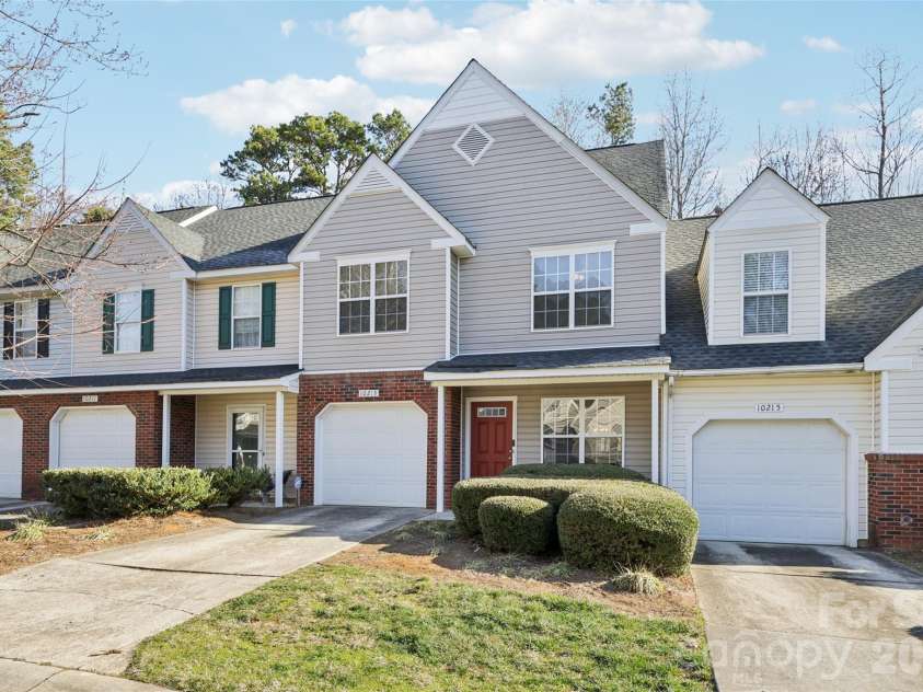 10213 University Park Lane, Charlotte, NC 28213.  MLS# CAR4329874, YatesRealty ID 27394. Front