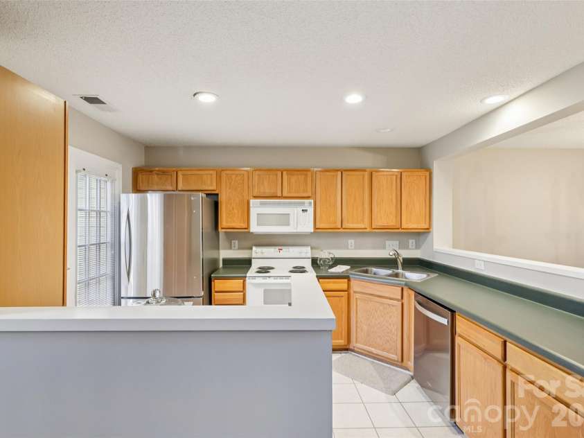 10213 University Park Lane, Charlotte, NC 28213.  MLS# CAR4329874, YatesRealty ID 27394. Kitchen