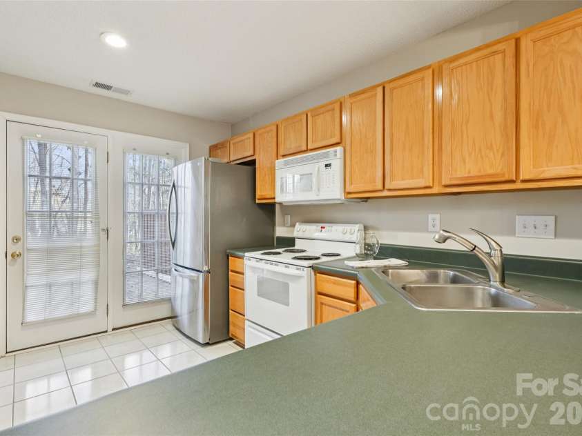 10213 University Park Lane, Charlotte, NC 28213.  MLS# CAR4329874, YatesRealty ID 27394. Kitchen
