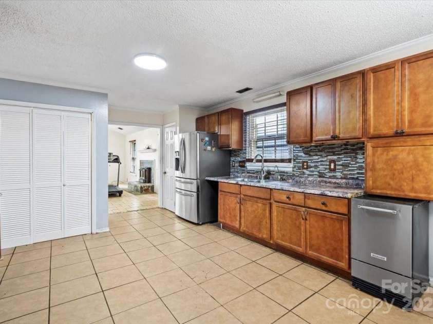 6500 Peacehaven Drive, Charlotte, NC 28214.  MLS# CAR4280679, YatesRealty ID 27394. 