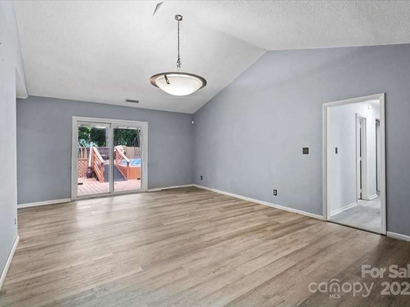 6500 Peacehaven Drive, Charlotte, NC 28214.  MLS# CAR4280679, YatesRealty ID 27394. 