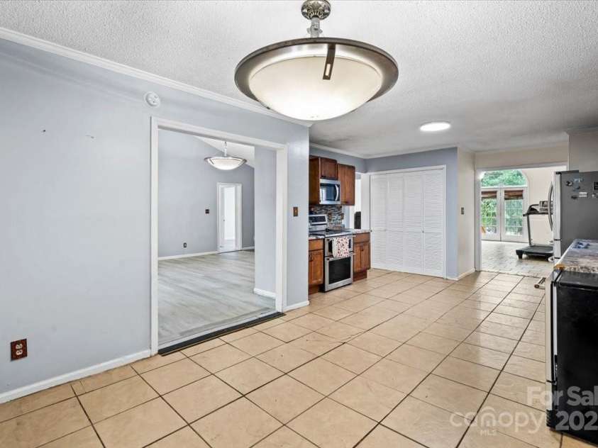 6500 Peacehaven Drive, Charlotte, NC 28214.  MLS# CAR4280679, YatesRealty ID 27394. 