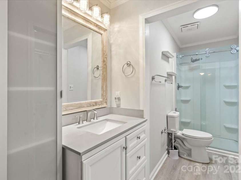 6500 Peacehaven Drive, Charlotte, NC 28214.  MLS# CAR4280679, YatesRealty ID 27394. 