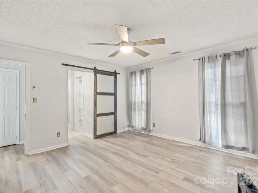 6500 Peacehaven Drive, Charlotte, NC 28214.  MLS# CAR4280679, YatesRealty ID 27394. 