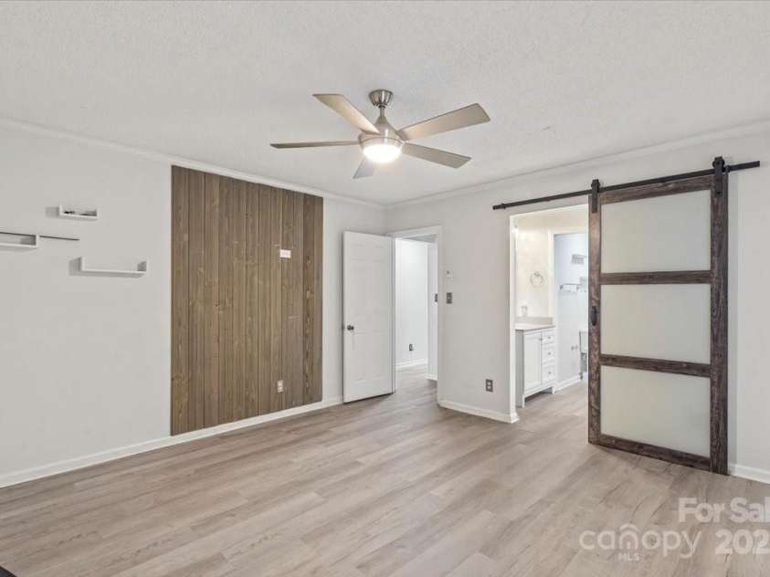 6500 Peacehaven Drive, Charlotte, NC 28214.  MLS# CAR4280679, YatesRealty ID 27394. 