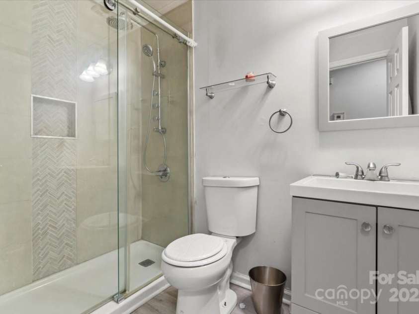 6500 Peacehaven Drive, Charlotte, NC 28214.  MLS# CAR4280679, YatesRealty ID 27394. 