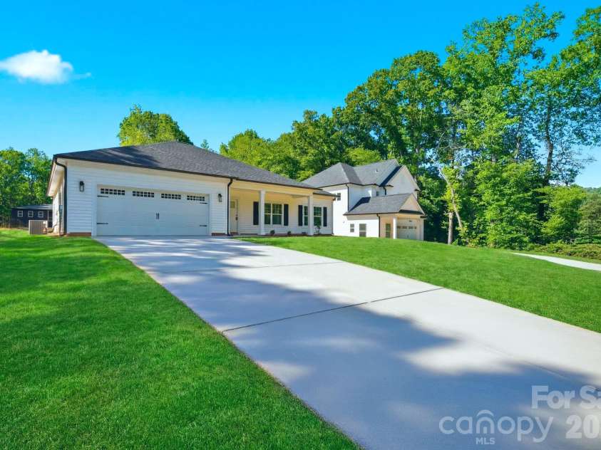3272 Fairview Drive, Gastonia, NC 28052.  MLS# CAR4382427, YatesRealty ID 27395. Driveway