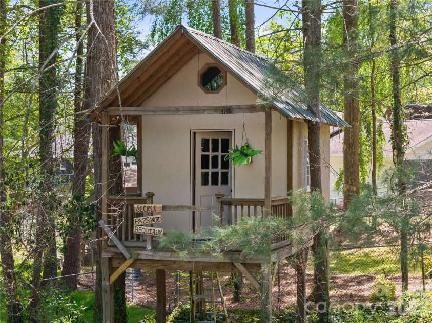 1110 3rd Avenue, Hendersonville, NC 28739.  MLS# CAR4373450, YatesRealty ID 27399. 