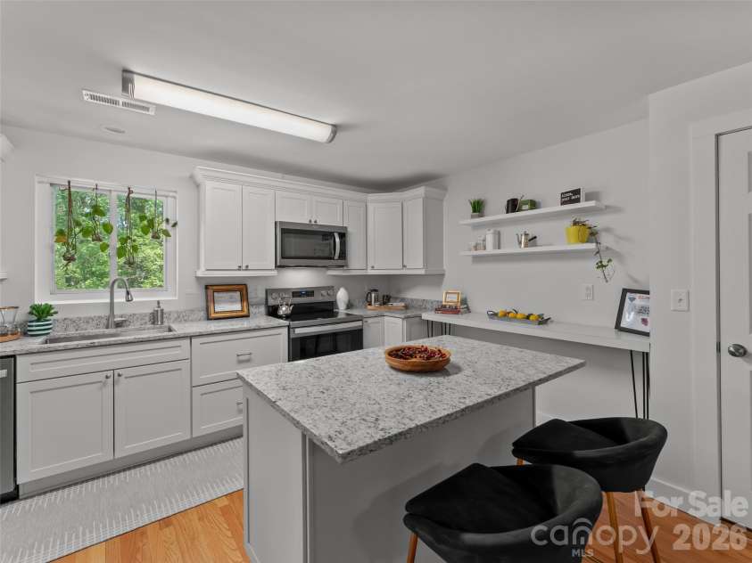 1110 3rd Avenue, Hendersonville, NC 28739.  MLS# CAR4373450, YatesRealty ID 27399. 
