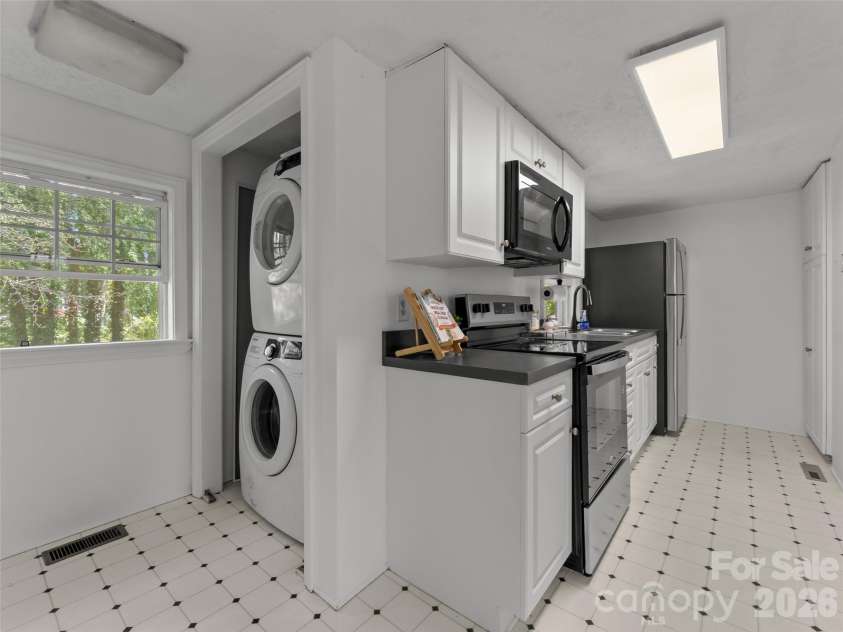 1110 3rd Avenue, Hendersonville, NC 28739.  MLS# CAR4373450, YatesRealty ID 27399. Guest house kitchen and laundry