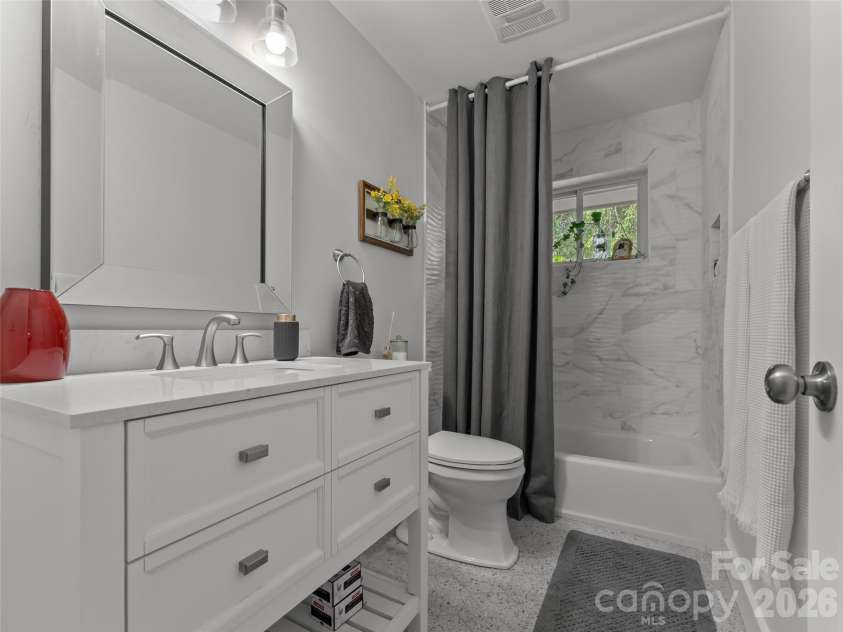 1110 3rd Avenue, Hendersonville, NC 28739.  MLS# CAR4373450, YatesRealty ID 27399. Main bath