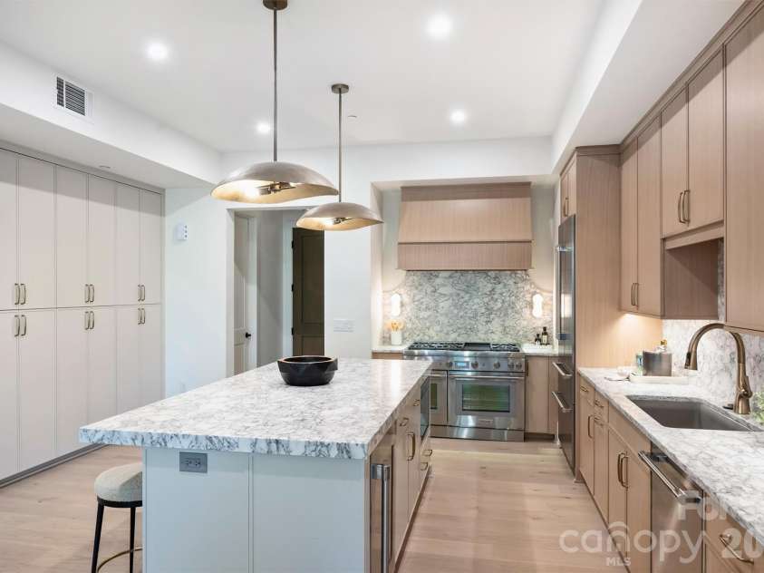 409 Queens Road, Charlotte, NC 28207.  MLS# CAR4409006, YatesRealty ID 274. 