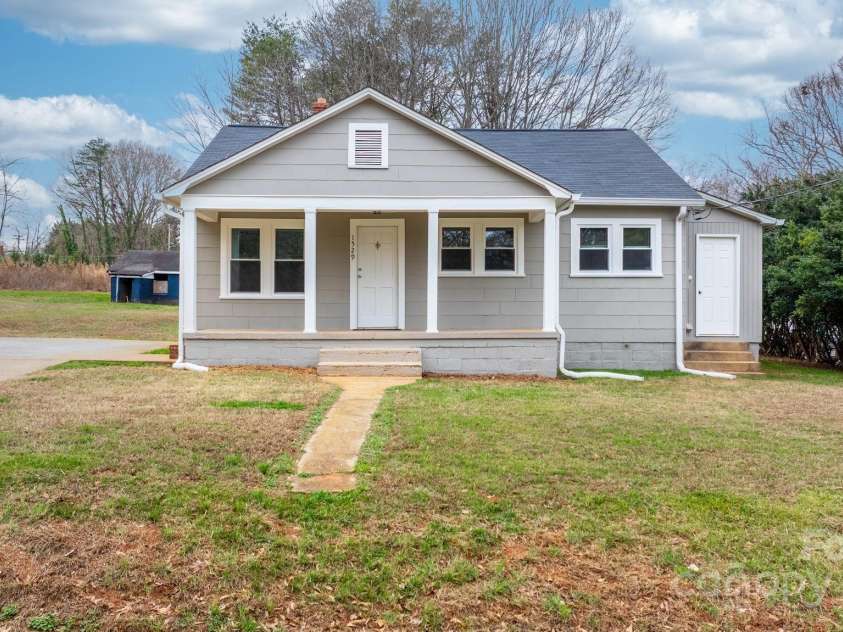 1529 4th Street, Hickory, NC 28601.  MLS# CAR4331702, YatesRealty ID 2740. 