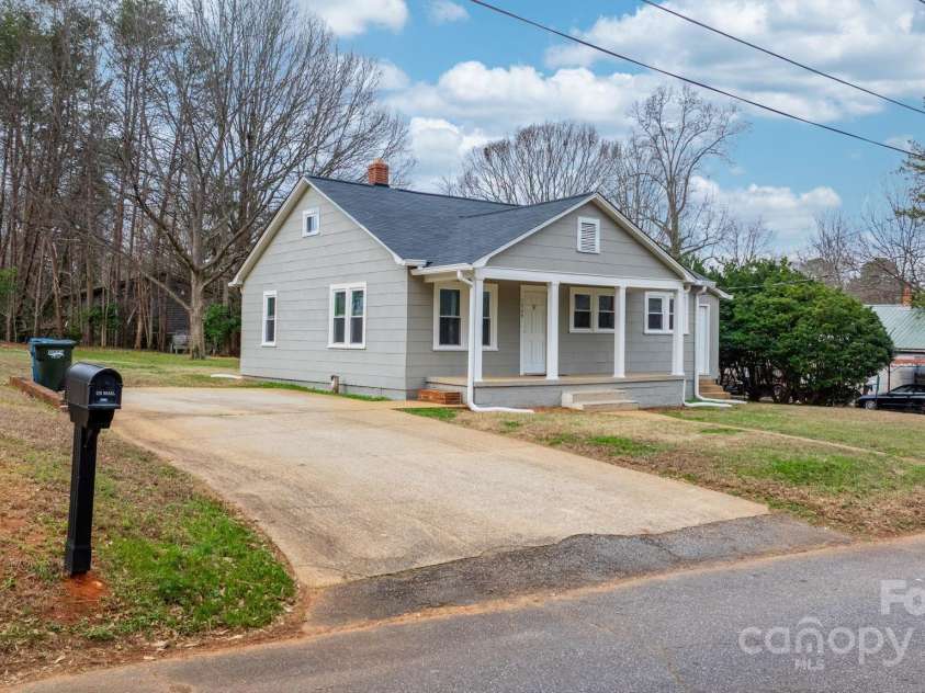 1529 4th Street, Hickory, NC 28601.  MLS# CAR4331702, YatesRealty ID 2740. 