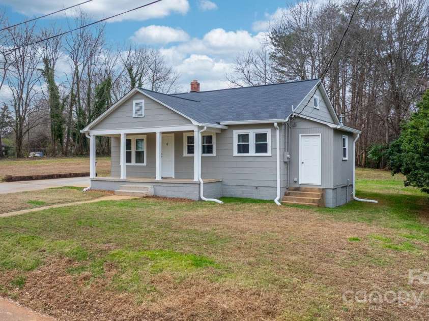 1529 4th Street, Hickory, NC 28601.  MLS# CAR4331702, YatesRealty ID 2740. 