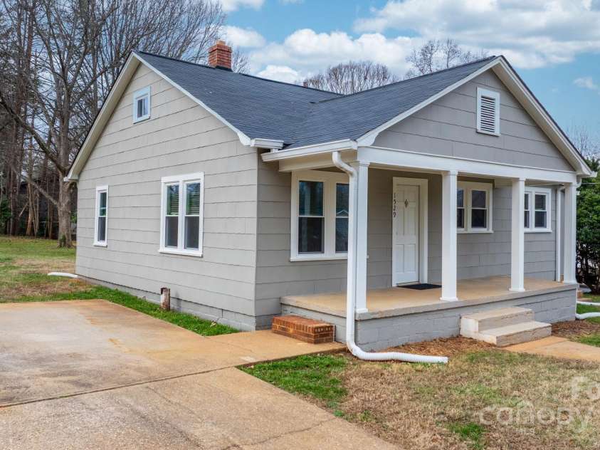 1529 4th Street, Hickory, NC 28601.  MLS# CAR4331702, YatesRealty ID 2740. 