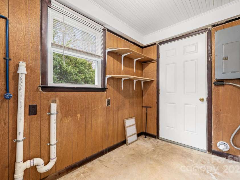 1529 4th Street, Hickory, NC 28601.  MLS# CAR4331702, YatesRealty ID 2740. 