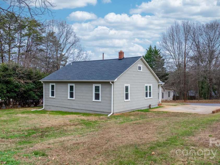 1529 4th Street, Hickory, NC 28601.  MLS# CAR4331702, YatesRealty ID 2740. 