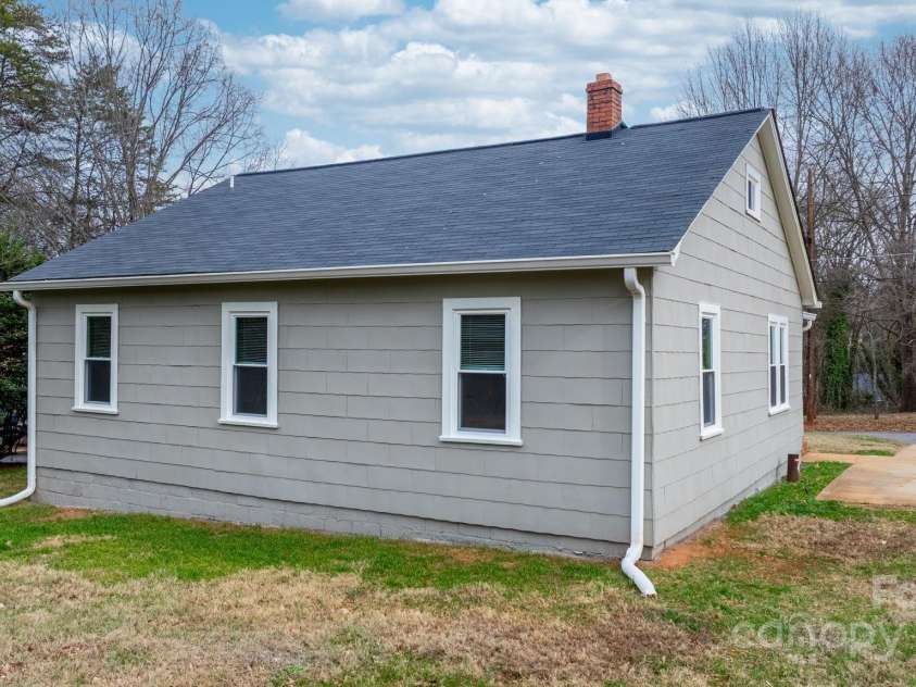 1529 4th Street, Hickory, NC 28601.  MLS# CAR4331702, YatesRealty ID 2740. 