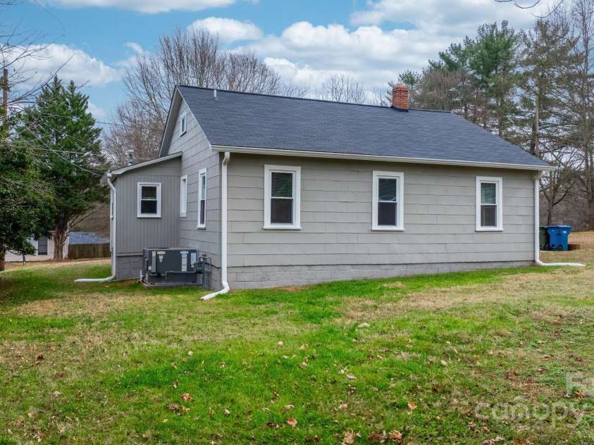 1529 4th Street, Hickory, NC 28601.  MLS# CAR4331702, YatesRealty ID 2740. 