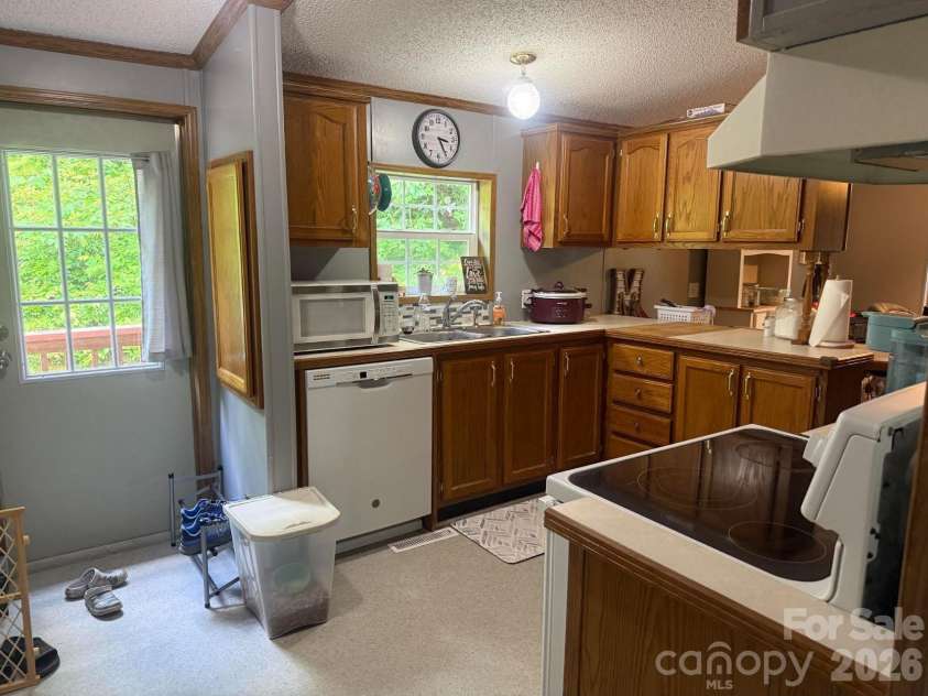 811 Turkey Pen Gap Road, Horse Shoe, NC 28742.  MLS# CAR4388543, YatesRealty ID 27401. Nice open kitchen.