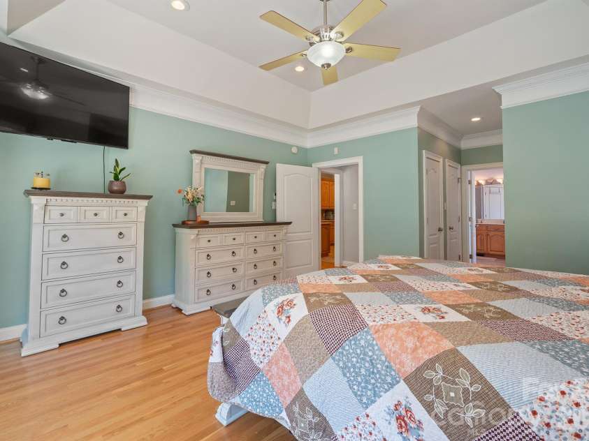 137 Natures Trail, Statesville, NC 28625.  MLS# CAR4382561, YatesRealty ID 27404. Primary Suite with tray ceiling