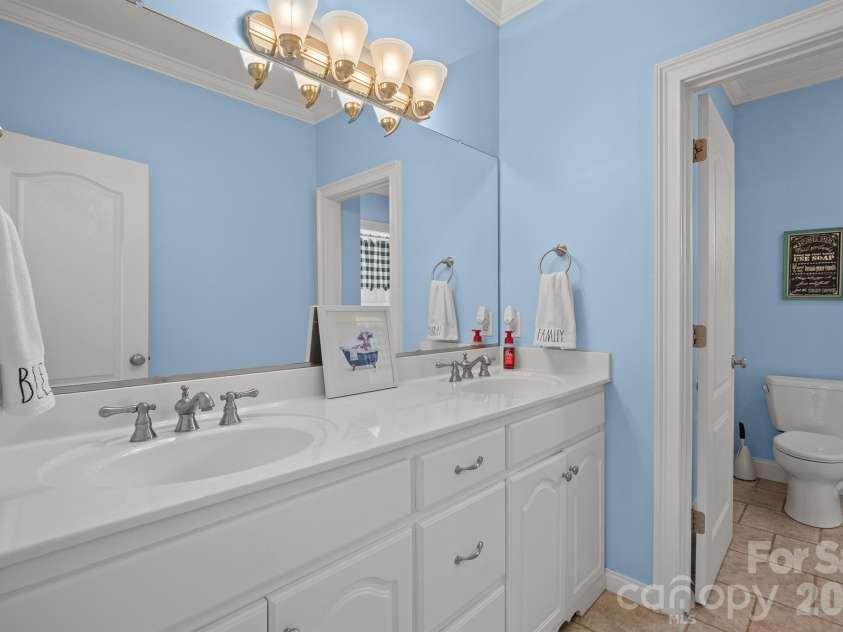 137 Natures Trail, Statesville, NC 28625.  MLS# CAR4382561, YatesRealty ID 27404. Secondary full bathroom