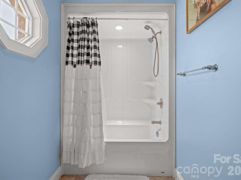 137 Natures Trail, Statesville, NC 28625.  MLS# CAR4382561, YatesRealty ID 27404. Secondary full bathroom