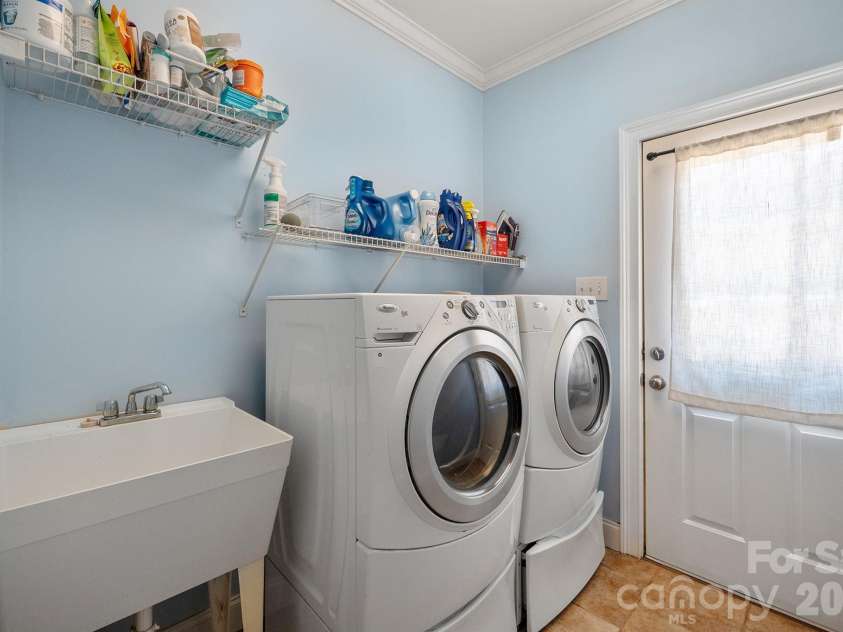 137 Natures Trail, Statesville, NC 28625.  MLS# CAR4382561, YatesRealty ID 27404. Spacious Laundry with sink