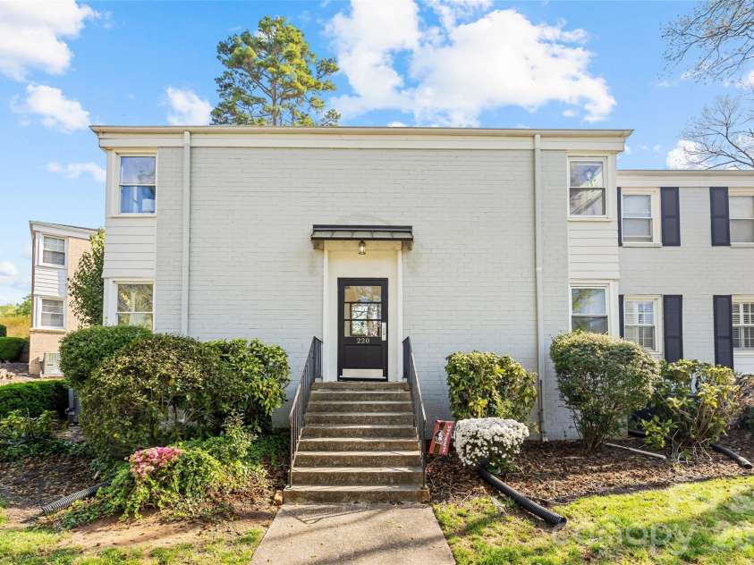 220 Wakefield Drive, Charlotte, NC 28209.  MLS# CAR4357772, YatesRealty ID 27405. 