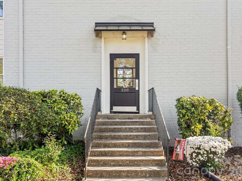 220 Wakefield Drive, Charlotte, NC 28209.  MLS# CAR4357772, YatesRealty ID 27405. 