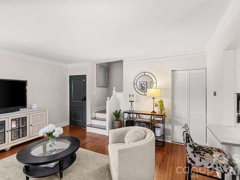 220 Wakefield Drive, Charlotte, NC 28209.  MLS# CAR4357772, YatesRealty ID 27405. 