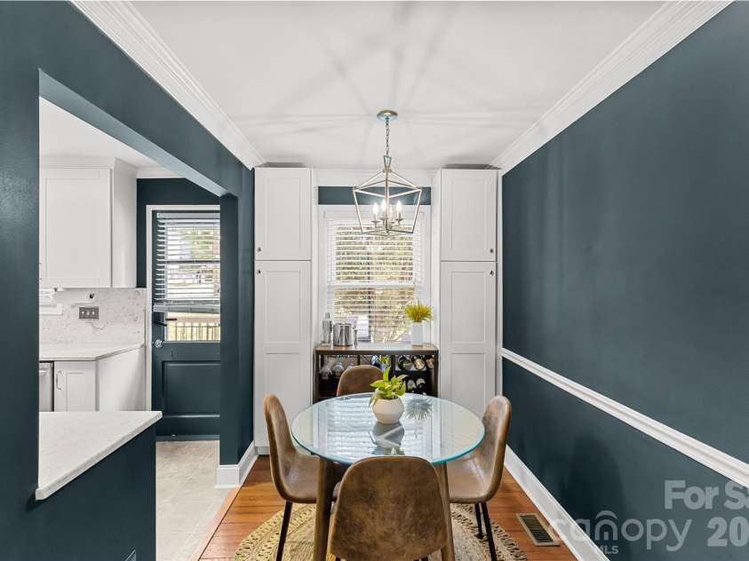 220 Wakefield Drive, Charlotte, NC 28209.  MLS# CAR4357772, YatesRealty ID 27405. 