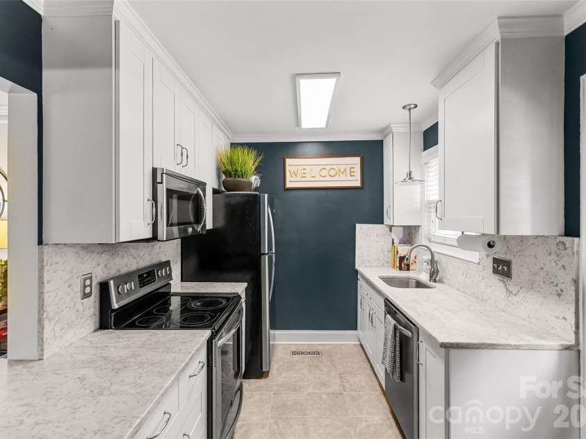 220 Wakefield Drive, Charlotte, NC 28209.  MLS# CAR4357772, YatesRealty ID 27405. 